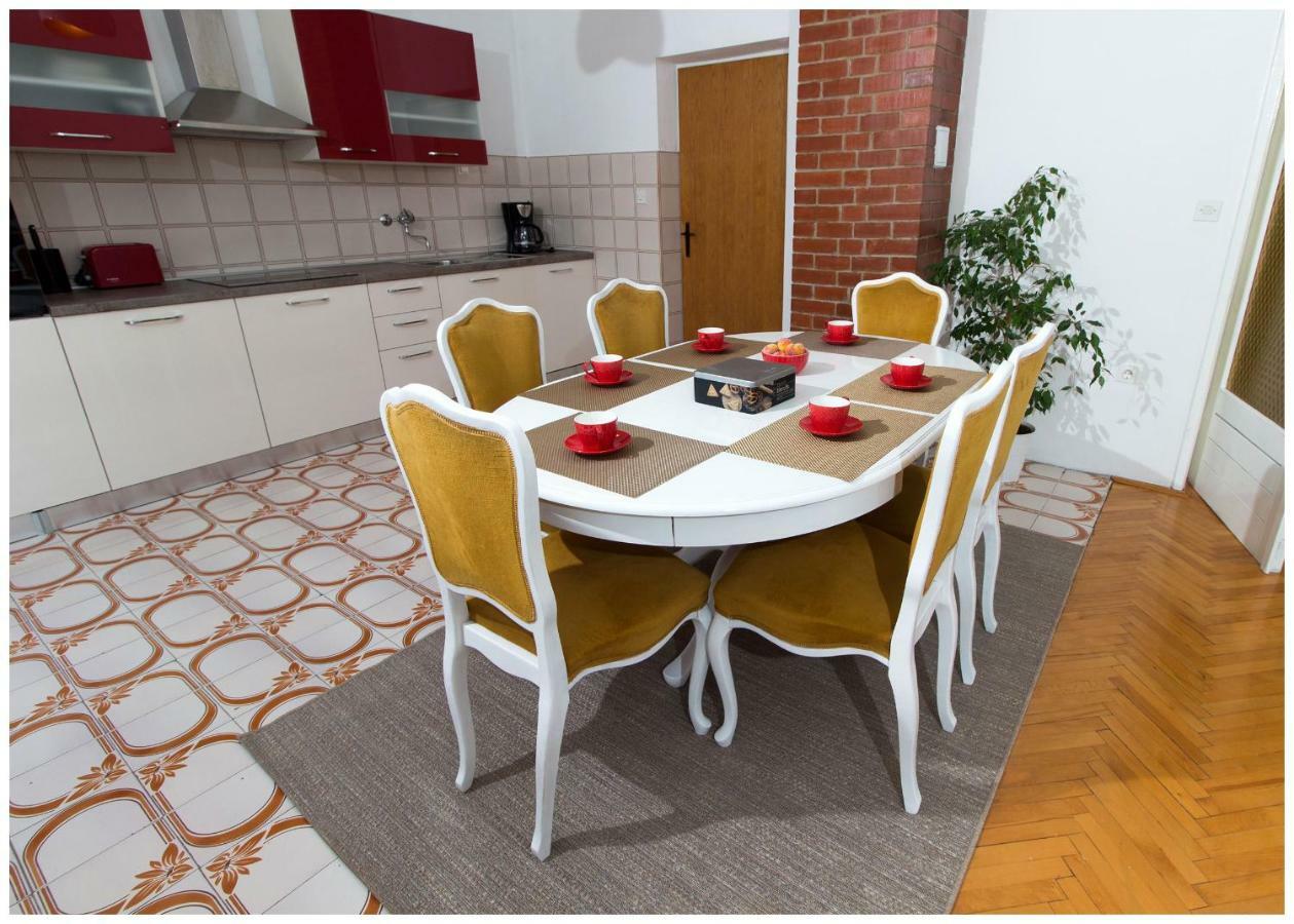 Large Apartment Between Split And Trogir Kaštela المظهر الخارجي الصورة