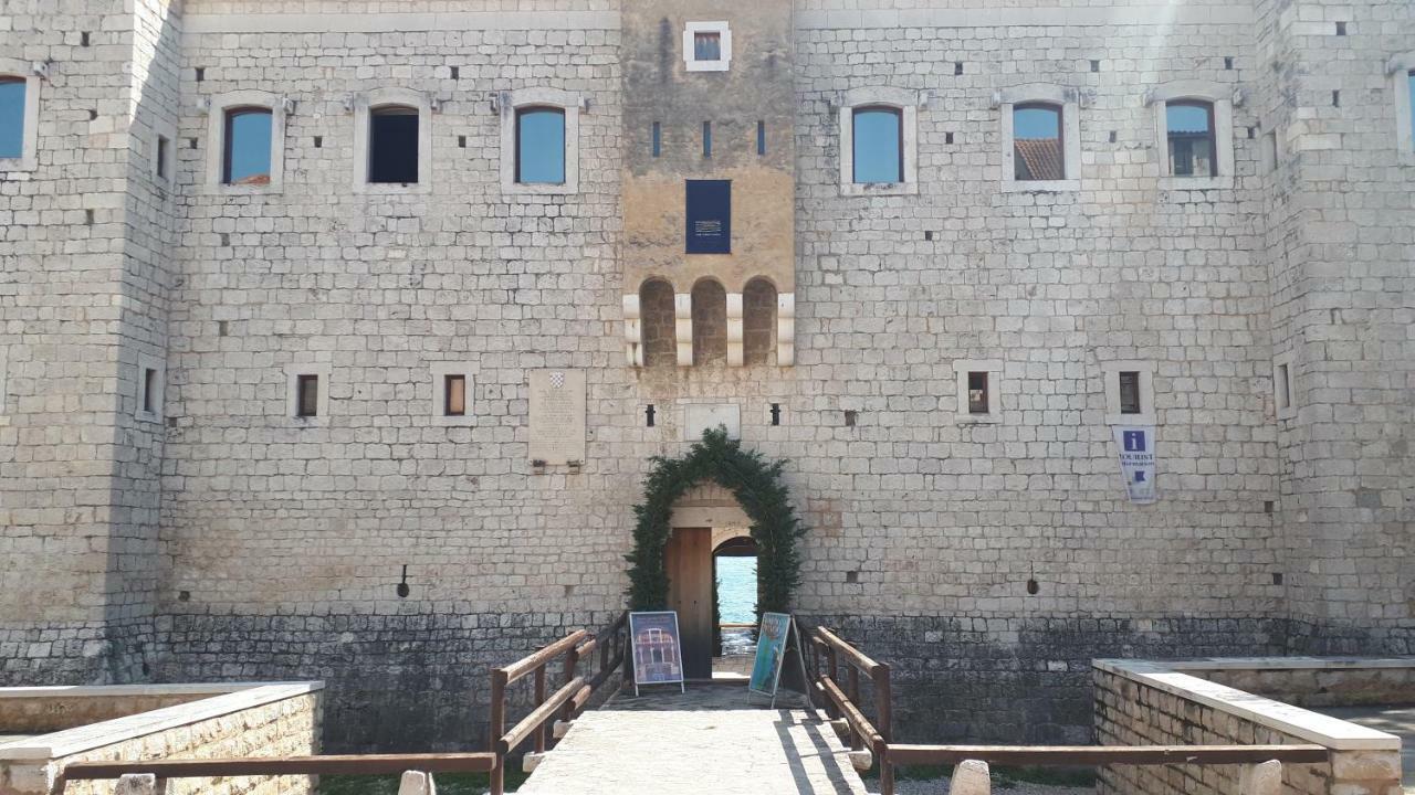 Large Apartment Between Split And Trogir Kaštela المظهر الخارجي الصورة